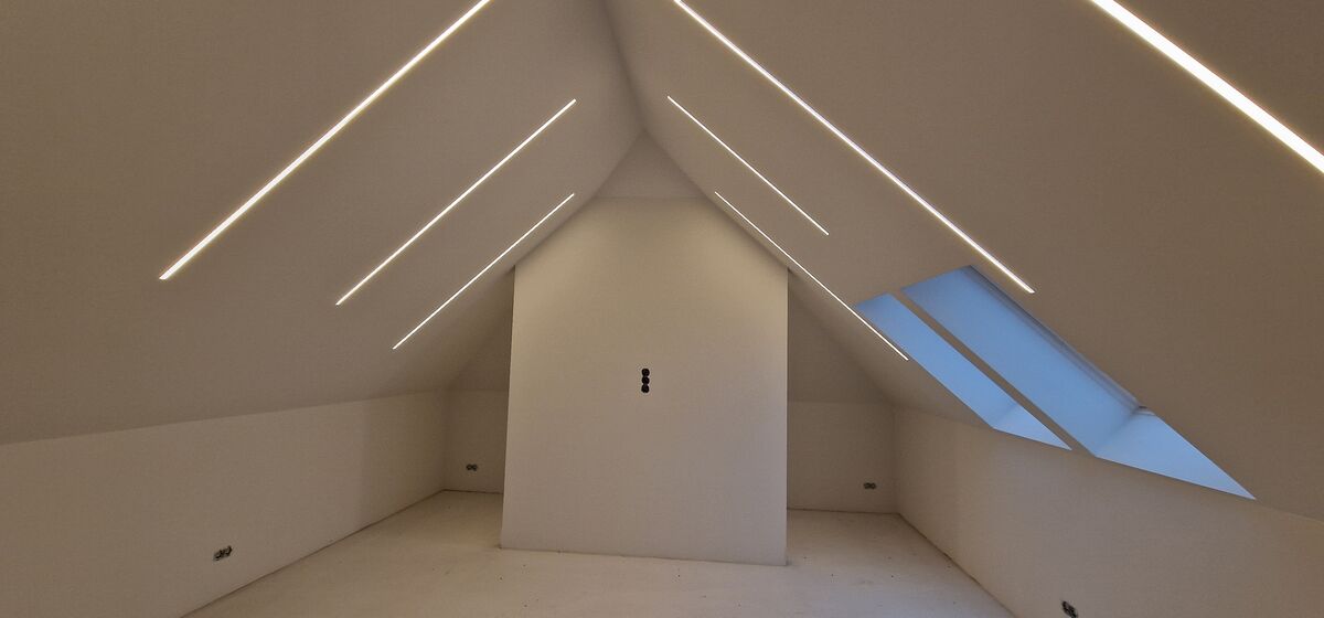 Stucwerk over LED-verlichting op Zolder