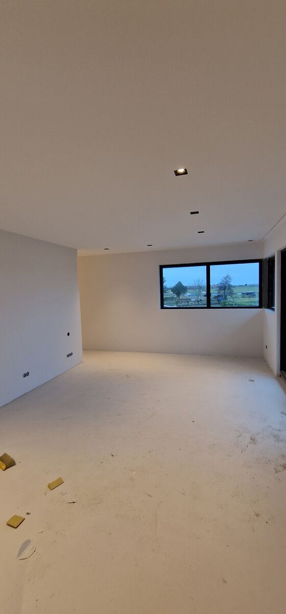 Woonkamer met Moderne Afwerking